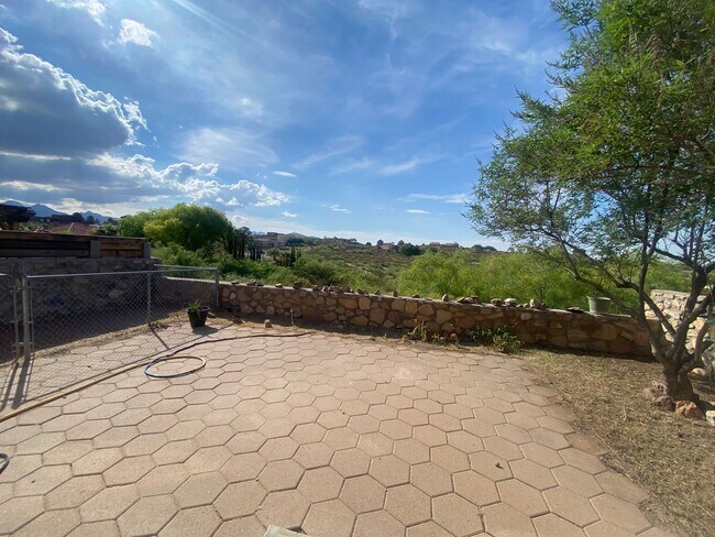 Foto del edificio - Nice townhome located off Foothills and Telshor.