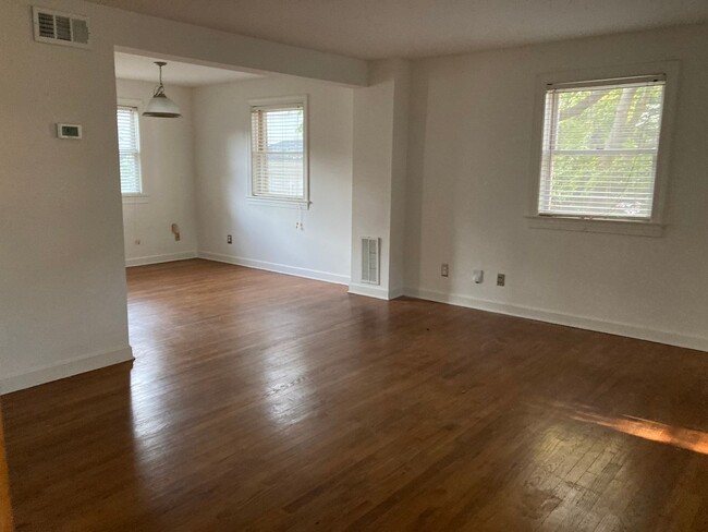 Building Photo - 2 BEDROOM LOCATED IN VILLAGE DISTRICT!  WA...