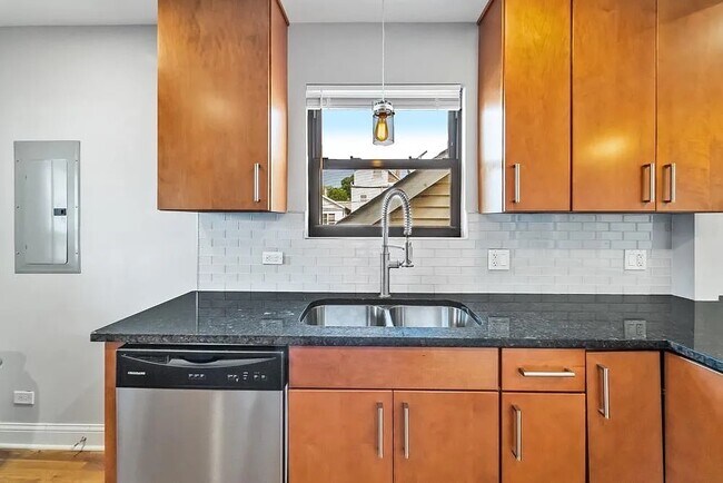 Foto del edificio - 916 W 18th Pl