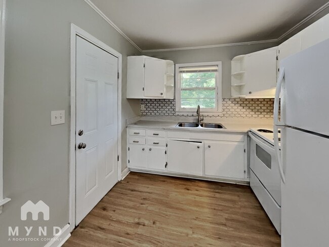 Building Photo - 1156 N Parkwood Dr