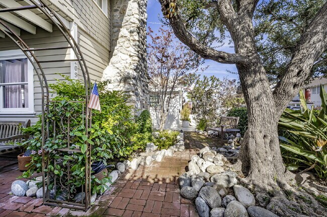 Building Photo - &quot;Charming 4-Bedroom Classic Cottage &amp; Cozy Fireplace in heart of Balboa
