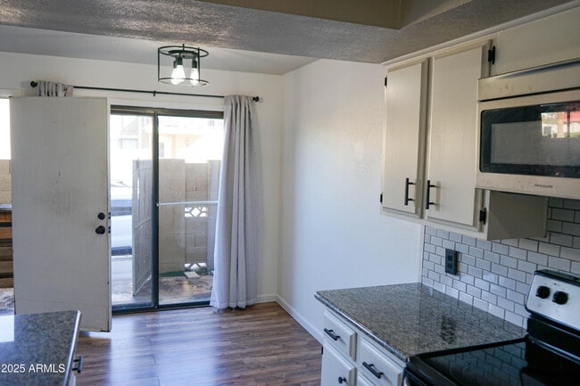 Foto del edificio - 1261 N 84th Pl