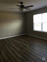 Building Photo - 622 Oakcrest Dr