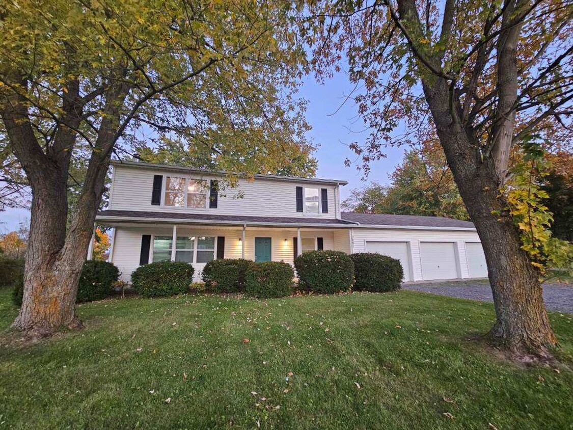 Primary Photo - Spacious 3 Bedroom Single Family Home Bloo...