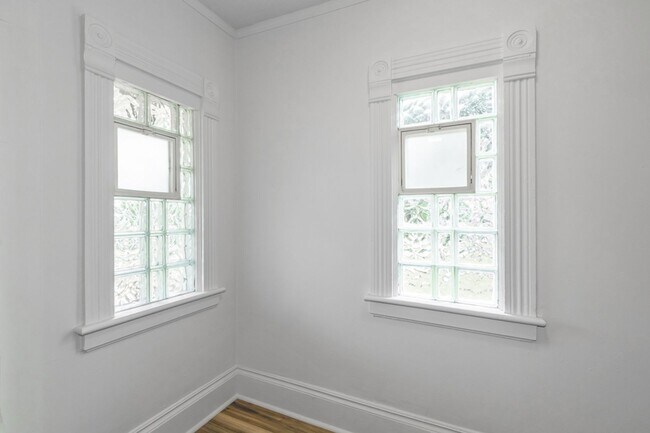 Foto del edificio - 2 Bed Home with Large Yard & Covered Porch – $1,295/mo