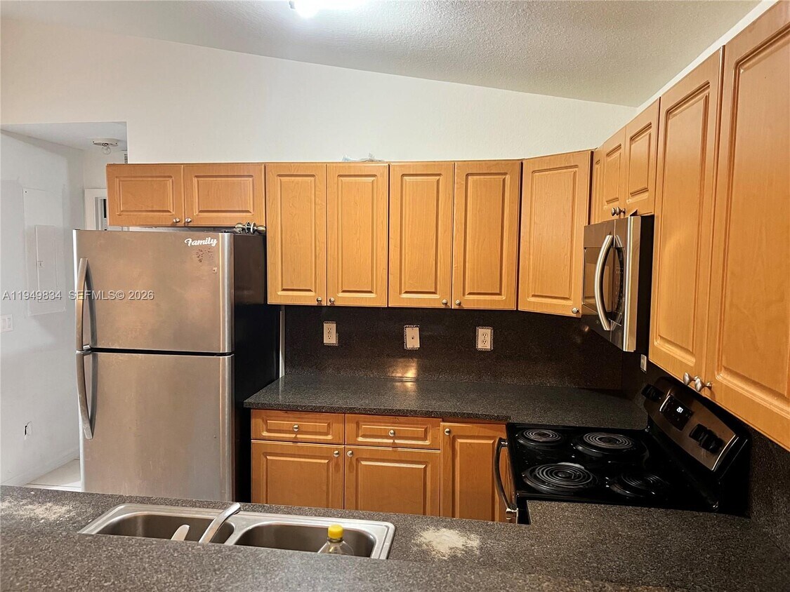 Building Photo - 4905 Golfview Blvd