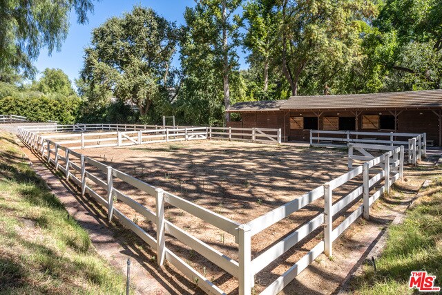 Foto del edificio - 24878 Long Valley Rd