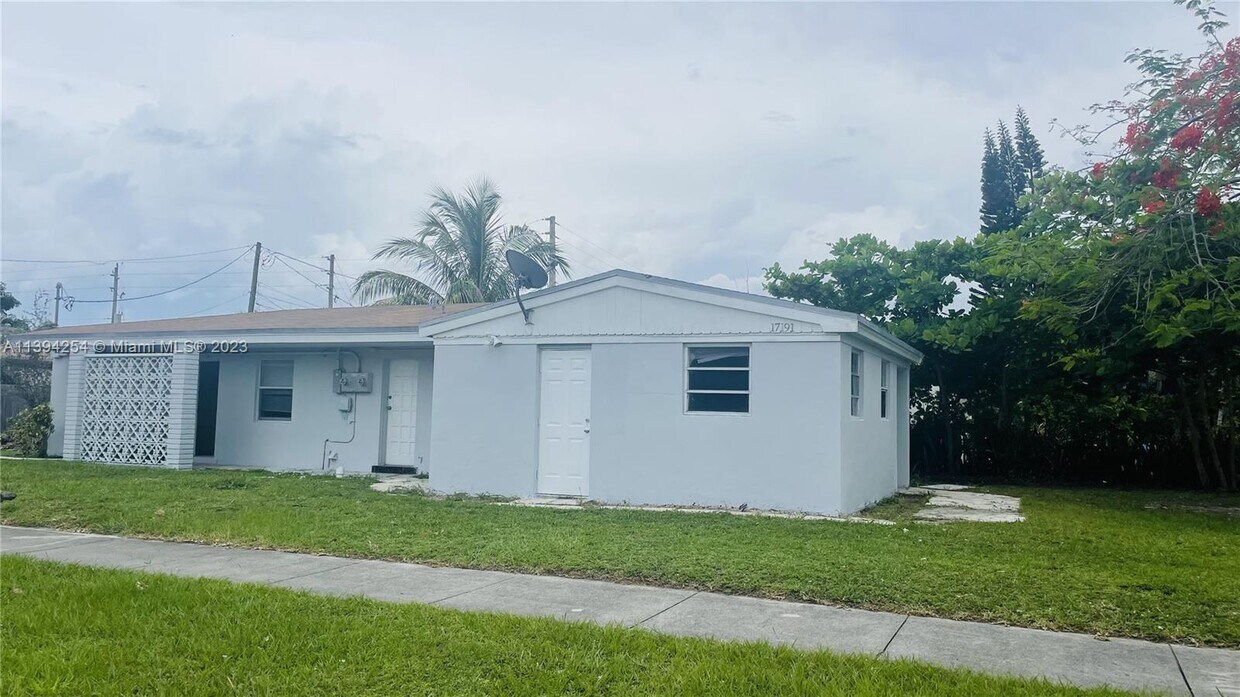 17193 NE 18th Ave Unit 0, North Miami Beach, FL 33162 Room for Rent