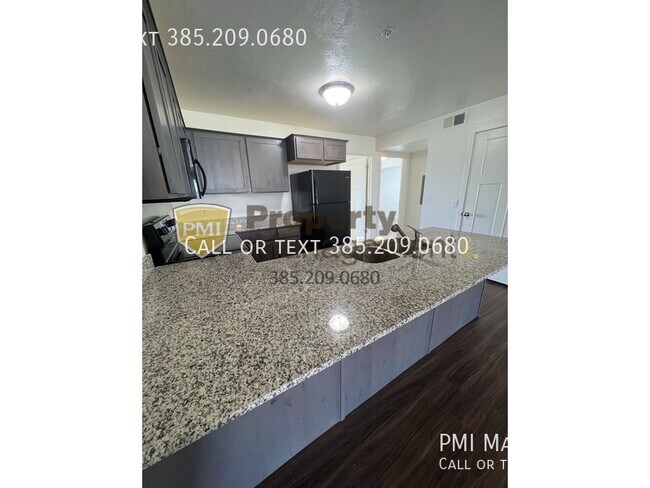 Foto del edificio - Spacious 3-Bedroom Apartment in American F...