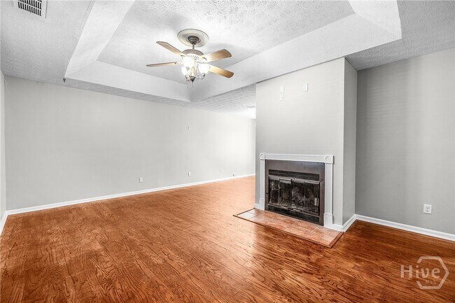 Foto del edificio - 615 W Tietgen St