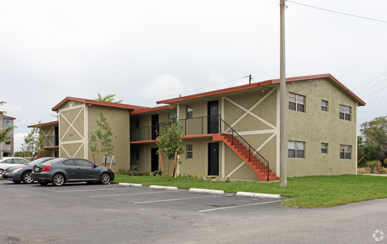 Corner View - El Jardin Apartments