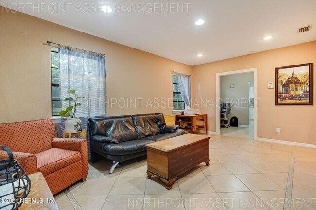 Building Photo - Cute 2BR 1BA Home w/ Stainless Kitchen • Fenced Yard in Jacksonville