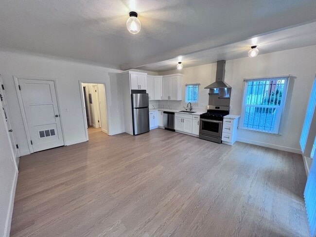 Building Photo - 559 Normandie Ave