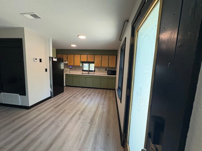 Cocina y comedor - 613 E Williams Ave