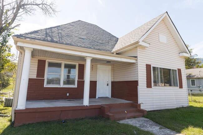 Building Photo - 902 W 38th St