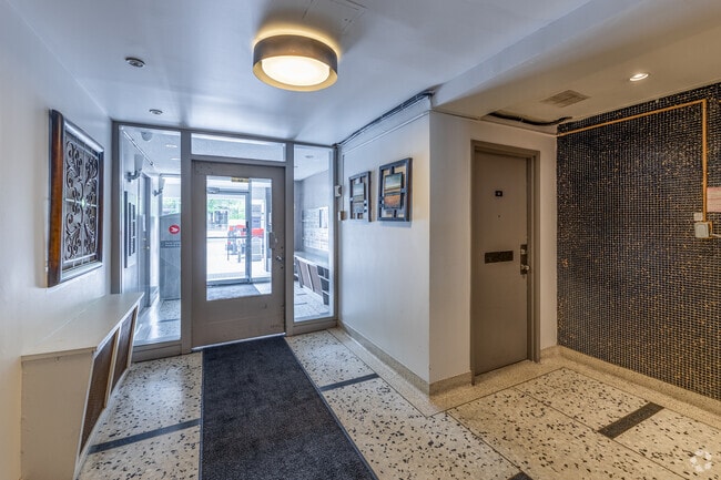 Lobby - 710 Spadina Av
