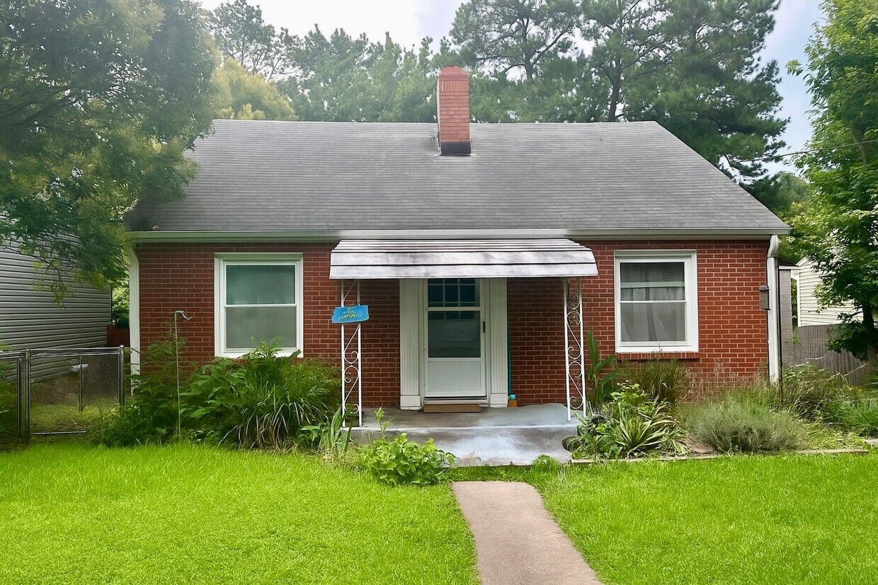 Foto principal - Perfect Location! 2 Bed, 1 Bath Home with ...