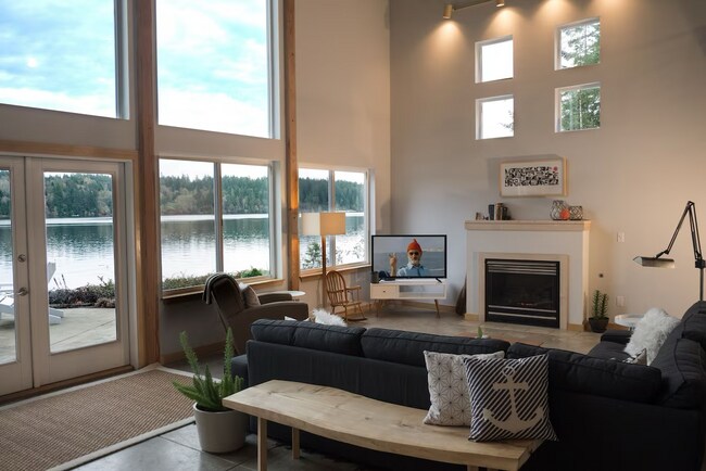 Large Living area with gas fireplace - 85 E Community Club Rd