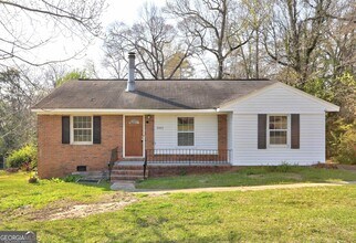 Building Photo - 2442 Tredway Dr
