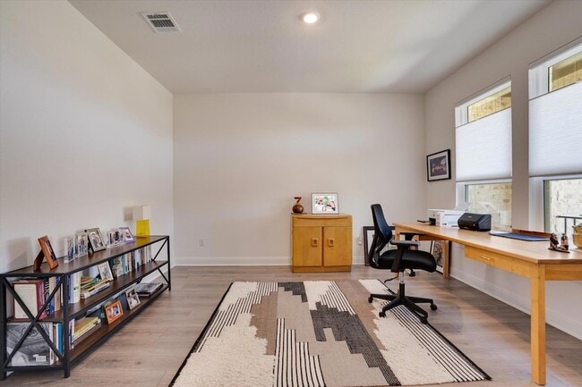 Building Photo - 916 Pear Tree Ln