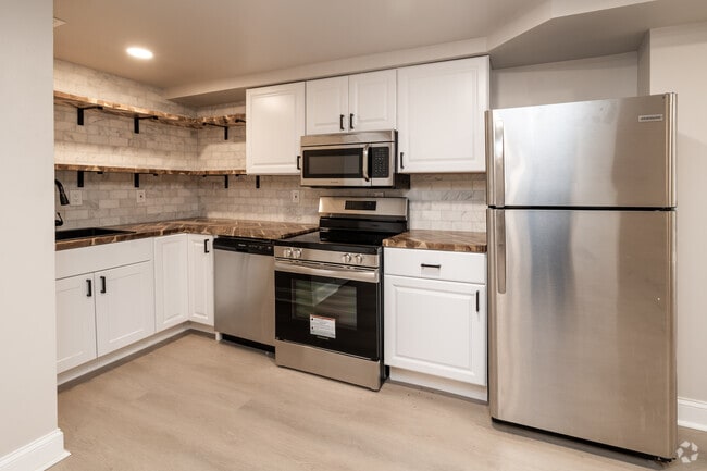1BR, 2BA - 1,450SF - Kitchen - 936 N Calvert St