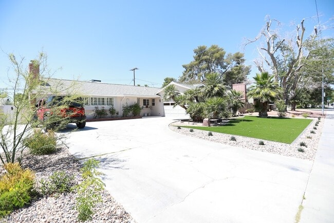 Building Photo - 2725 Colanthe Ave