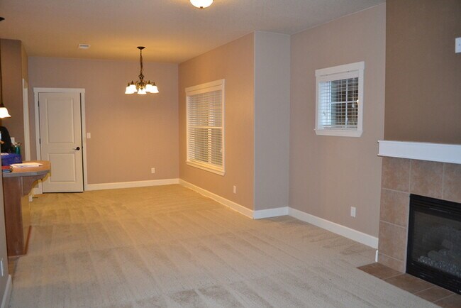 Foto del edificio - Beautiful Home In GREAT Location, Fireplace, Loft, Garage, W/D, Large Master and MORE!