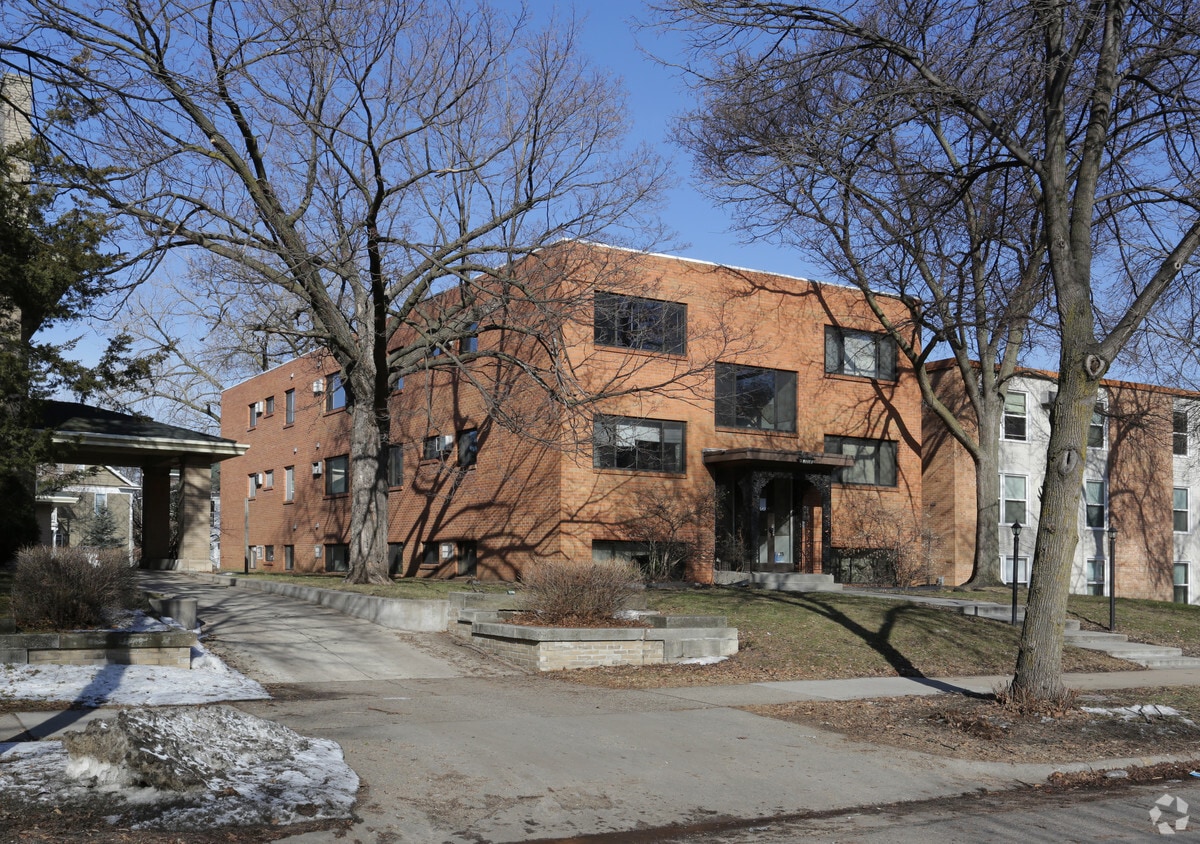 Building Photo - 2210 Pillsbury Ave S