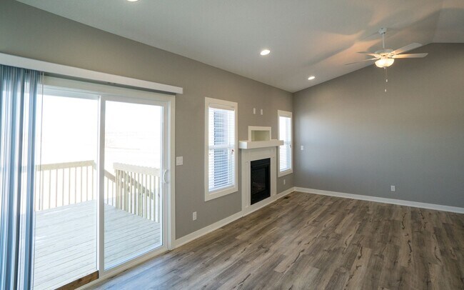 Building Photo - Beautiful 4 Bedroom Home! 3 Car Garage!