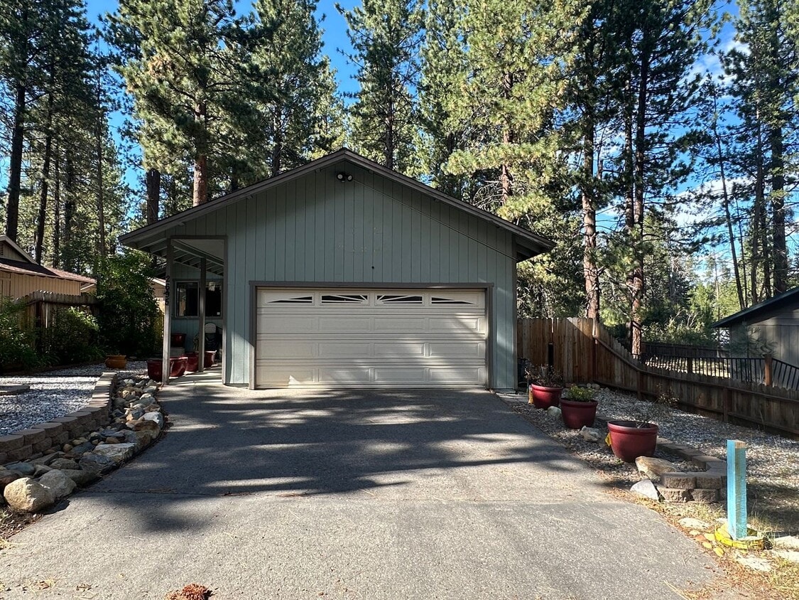 Primary Photo - Well Kept Home in Quiet Neighborhood with ...