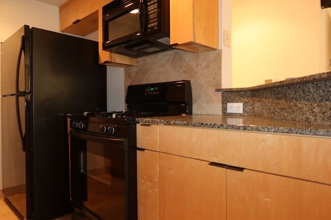 Building Photo - Downtown Studio / Home Office / All Bills ...