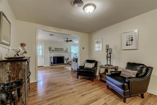 Foto del edificio - 7132 Edgerton Dr