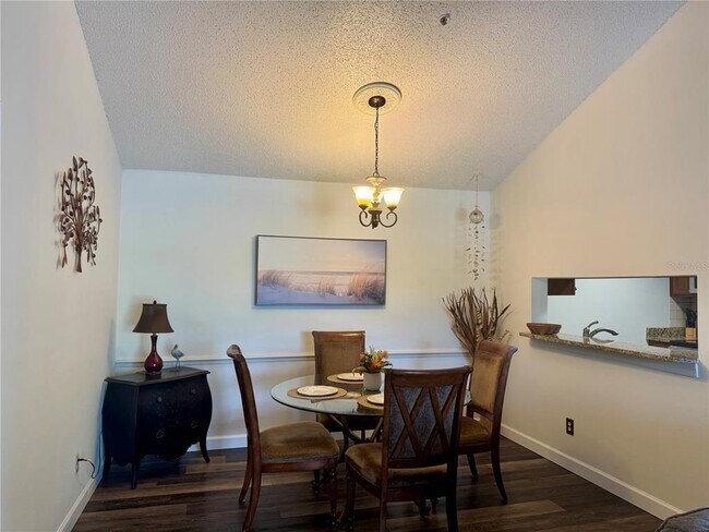 Foto del edificio - 4032 Crockers Lake Blvd