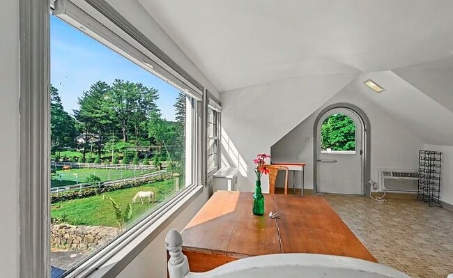 Foto del edificio - 723 Riverbank Rd