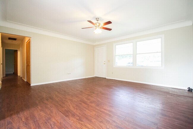 Foto del edificio - 3001 Edgebrook Dr