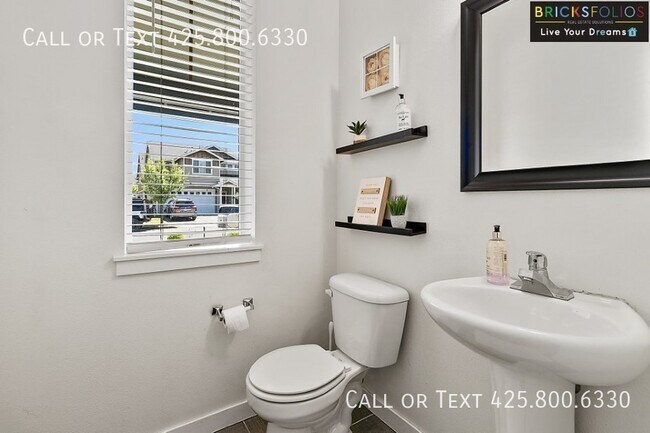 Foto del edificio - Stunning 3-storey Home For Rent in Fife, WA