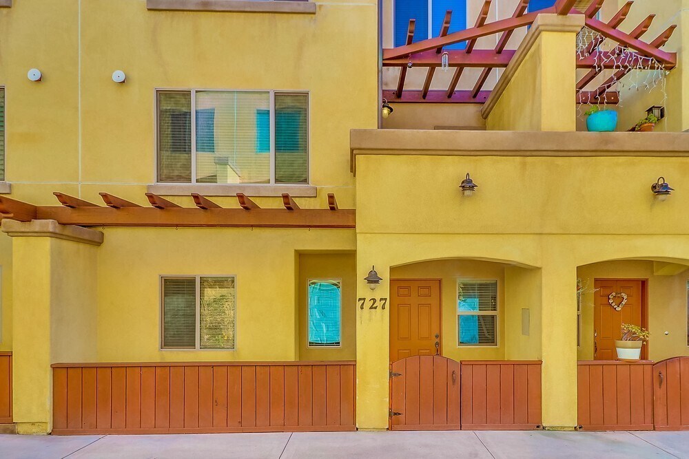 Primary Photo - Live by the Beach! Fully Furnished, 4 Bed,...
