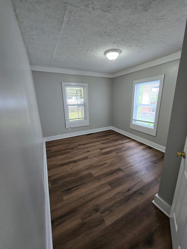 Building Photo - 303 Elm St