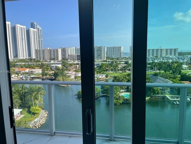 Foto del edificio - 330 Sunny Isles Blvd