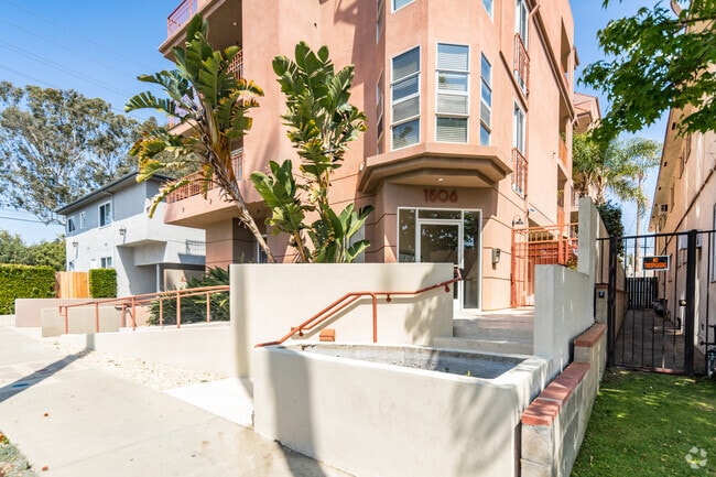 Entrance - 1506 Corinth Ave