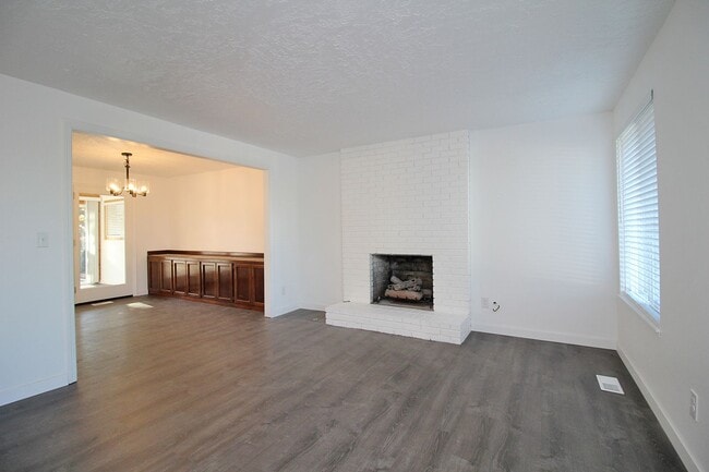 Building Photo - Beautifully Updated Gresham Butte 3 Bedroo...