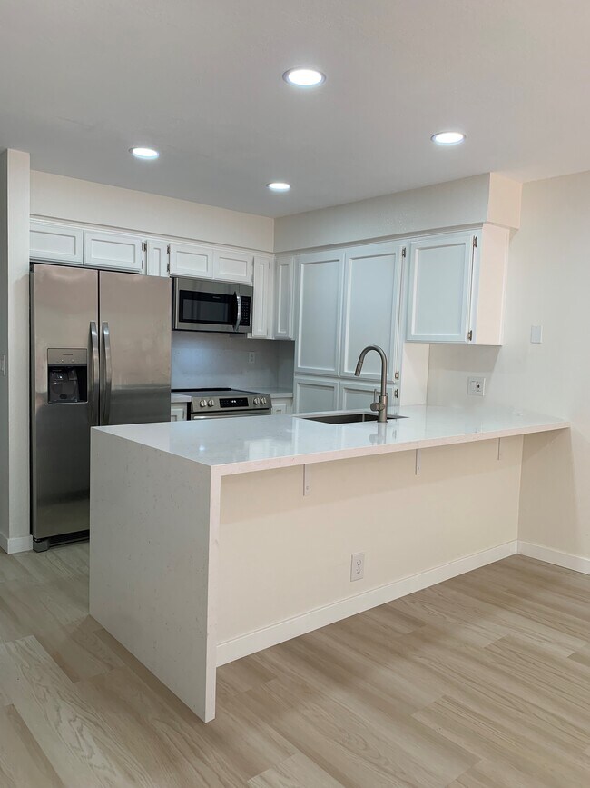 Building Photo - 387 Creekview Dr