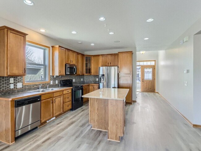 Building Photo - 4640 Empress Way N