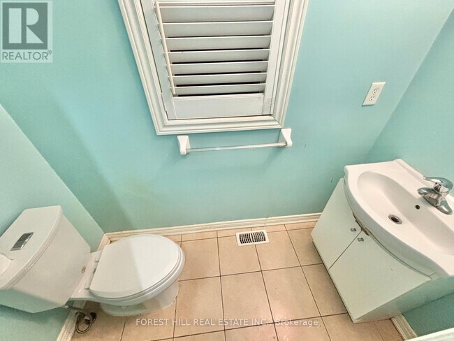 Building Photo - 38 Crystalview Crescent