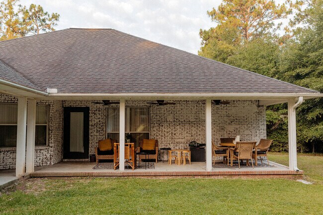 Foto del edificio - 591 Ridge Lake Rd