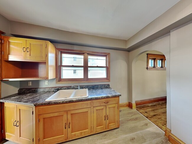 Building Photo - LEASING SPECIAL!! Adorable 3 Bedroom, 1.5 ...