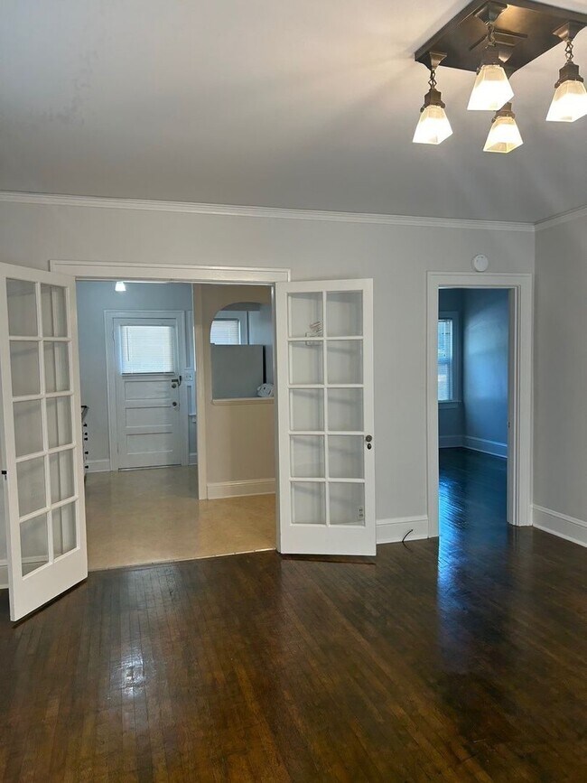Foto del edificio - Spanish-Style Apartment Close to Belmont/Laurelhurst Located on Famous Peacock Lane! Loaded with ...