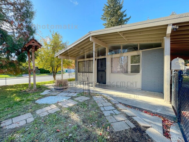 Building Photo - Clean & Quiet Northside Home