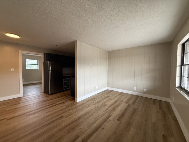 Building Photo - This freshly renovated 1-bedroom, 1-bath u...