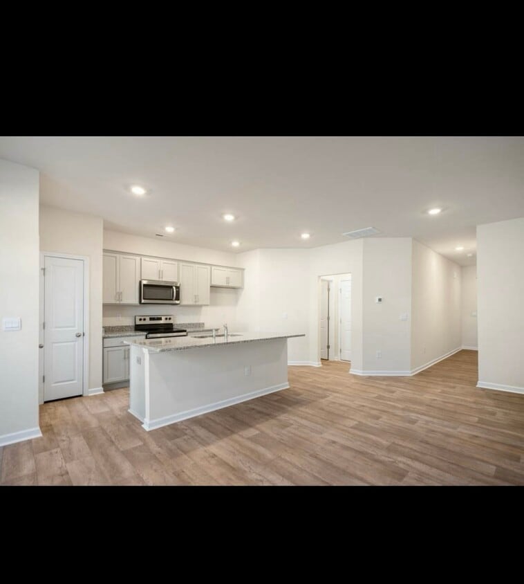 Building Photo - 2311 Lily Dr